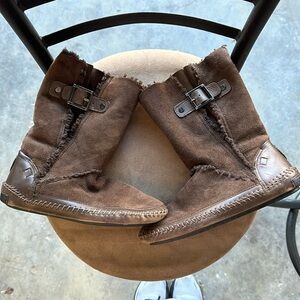 Tory Burch Shearling Lined Moccasin Boots Brown
 size 6.5